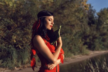 Kırmızılı genç kız nehir kenarında