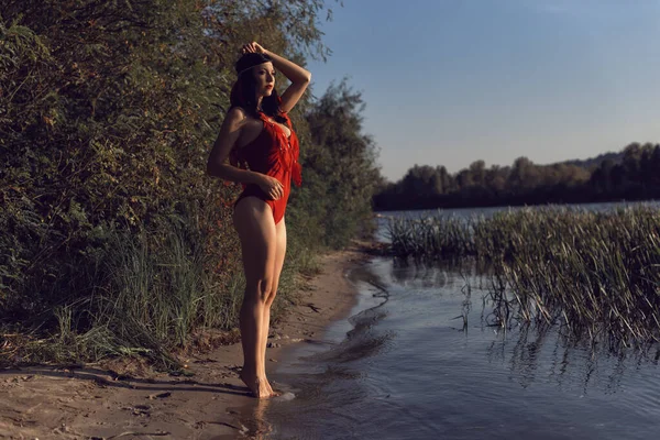 Młoda Dziewczyna Czerwieni Nad Rzeką — Zdjęcie stockowe