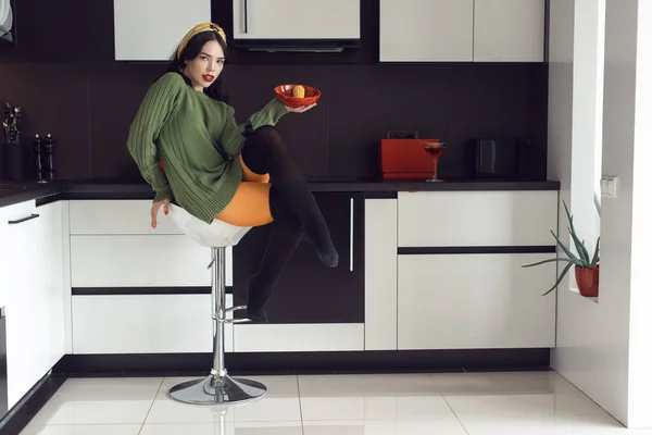 Bir ev stüdyosunda oldukça genç ve şık bir esmer.