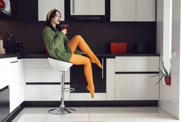 Bir ev stüdyosunda oldukça genç ve şık bir esmer.