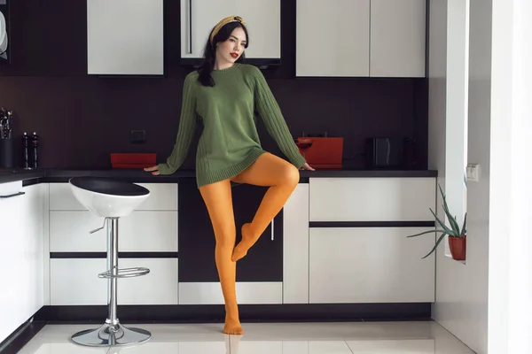 Bir ev stüdyosunda oldukça genç ve şık bir esmer.