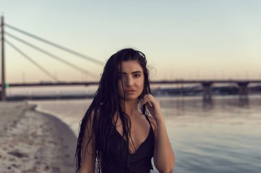 Kumsalda, köprünün yanında.