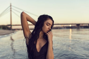 Kumsalda, köprünün yanında.