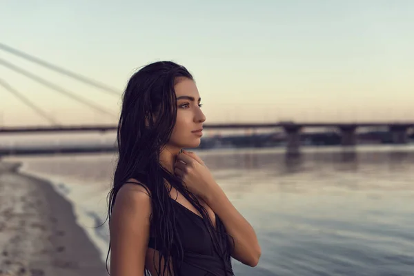 Brunette Sur Plage Près Pont — Photo