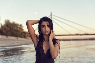 Kumsalda, köprünün yanında.