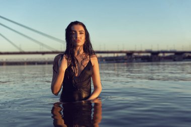 Kumsalda, köprünün yanında.