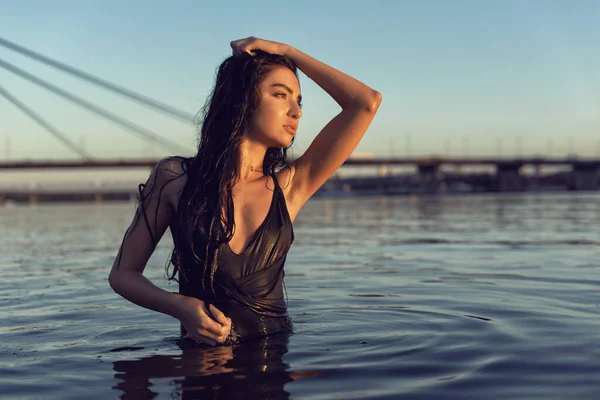 Brunette Sur Plage Près Pont — Photo