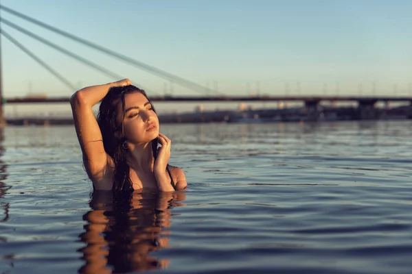 Morena Playa Cerca Del Puente — Foto de Stock