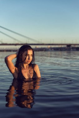 Kumsalda, köprünün yanında.