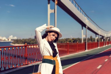 Sonbahar yürüyüşü şapkalı genç bir esmerle