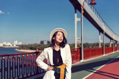 Sonbahar yürüyüşü şapkalı genç bir esmerle