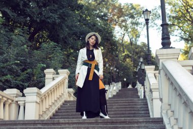 Sonbahar yürüyüşü şapkalı genç bir esmerle