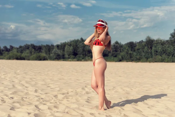 Spaziergang Strand Mit Einer Frau Badeanzug — Stockfoto
