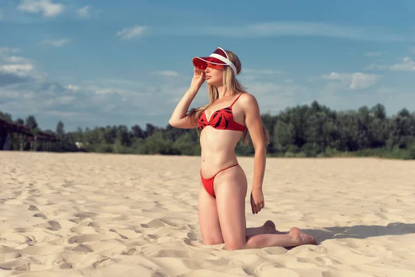 Spaziergang Strand Mit Einer Frau Badeanzug — Stockfoto
