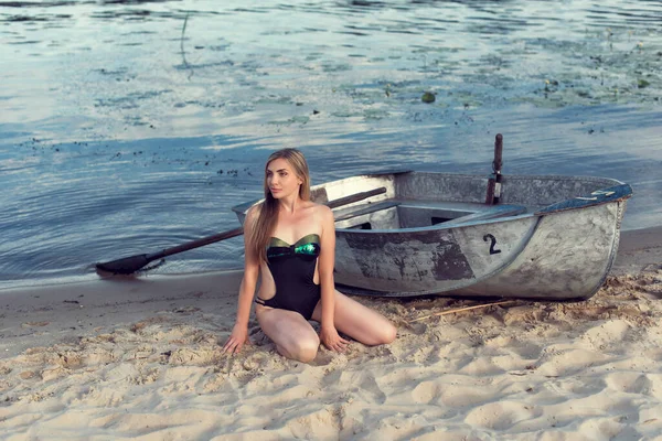 Spaziergang Strand Mit Einer Frau Badeanzug — Stockfoto