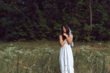 Genç bir kadınla parkta yürüyüş.