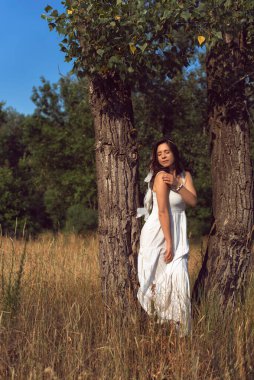 Genç bir kadınla parkta yürüyüş.