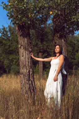 Genç bir kadınla parkta yürüyüş.