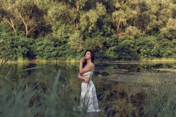 Procházka Parku Mladou Ženou — Stock fotografie