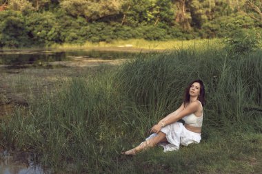 Genç bir kadınla parkta yürüyüş.