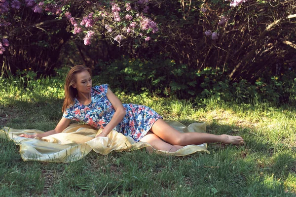 在百合花盛开的季节与一位年轻女子同行 — 图库照片