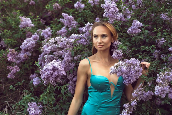 Caminhe Com Uma Jovem Mulher Estação Floração Lilás — Fotografia de Stock