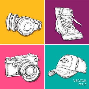 Çizilmiş nesneleri kümesi. kulaklıklar, kap, spor ayakkabı ve kamera. Pop art stil vektör çizim.