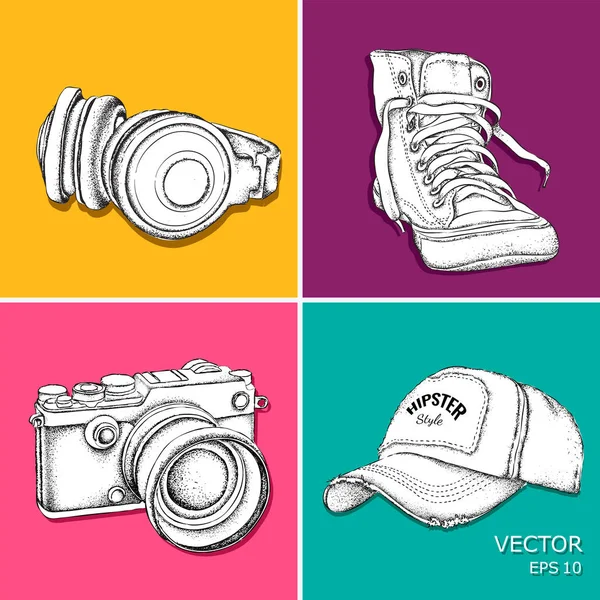 Çizilmiş nesneleri kümesi. kulaklıklar, kap, spor ayakkabı ve kamera. Pop art stil vektör çizim.