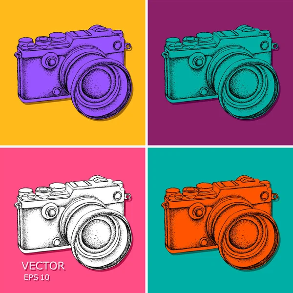 Cámara vintage dibujada a mano. Arte pop estilo vector ilustración . — Vector de stock