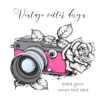 Elle çizilmiş vintage fotoğraf makinesi ile gül. Vektör çizim