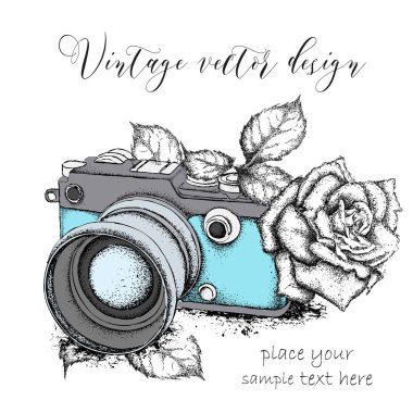 Elle çizilmiş vintage fotoğraf makinesi ile gül. Vektör çizim