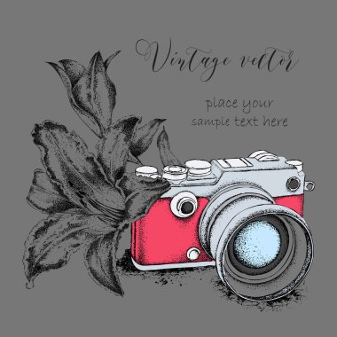 Elle çizilmiş vintage fotoğraf makinesi ile lily. Vektör çizim