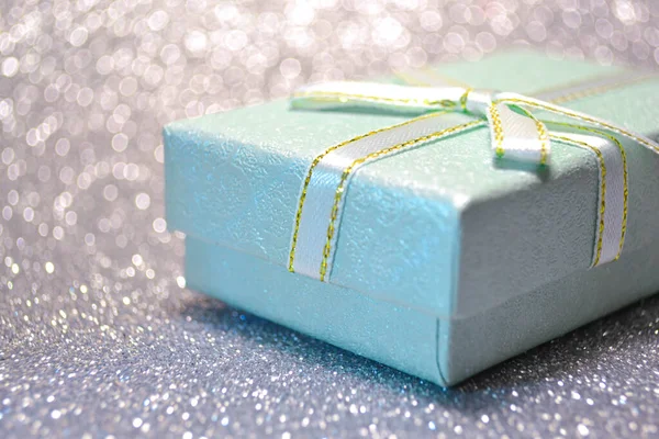 Navidad invierno verde menta caja de regalo con un pequeño lazo en un fondo blanco bokeh — Foto de Stock