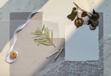 Düğün, tatil kırtasiyesi. Davetiye kartı, kurdele, altın inci saç tokası.