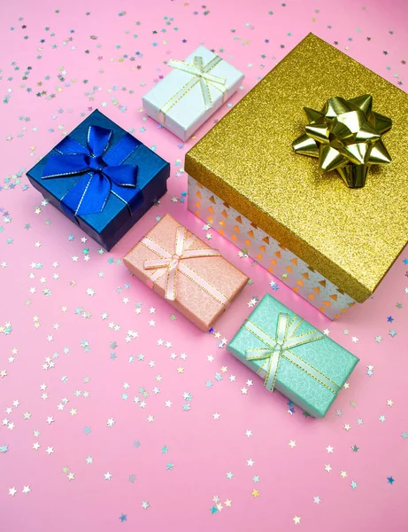 Rosa, menta verde, blu. Bianco. confezione regalo in oro. Minimal flat lay su sfondo rosa pastello . — Foto Stock