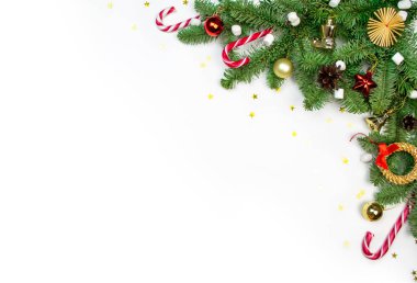 Düz uzanan noel ağacı dalı kenarı, şenlikli dekor, lokum ve holografik yıldızlar beyaz üzerine izole edilmiş konfeti