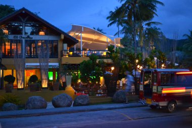 Phuket, Tayland - Kasım 2013: Gece karanlığında yol kenarındaki otel evleri