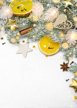 Noel ağacı dikey tatil konsepti. Fotokopi alanı, dekor, beyaz kar üzerindeki bokeh ışıkları.
