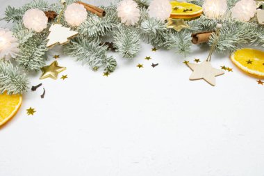 Noel ağacı köknar dalı, beyaz karlı bayram dekorasyonu ve fotokopi alanı. Neşeli, minimal eko arka plan. Makro, kapat.