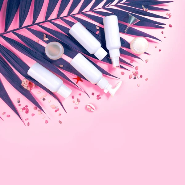 Zomer trevel grootte cosmetische schoonheid roze plat lay. Elektrisch neon licht. Reizen tropisch blad, crème fles vierkante banner — Stockfoto