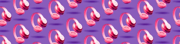 Cuffie Wireless Metalliche Rosa Fluo Aria Sfondo Viola Modello Orizzontale — Foto Stock