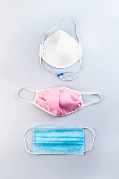 呼吸机 医疗保护面具在一排 平躺在油腻的背景上 女性流行观念 保健病毒的保护 垂直横幅 — 图库照片