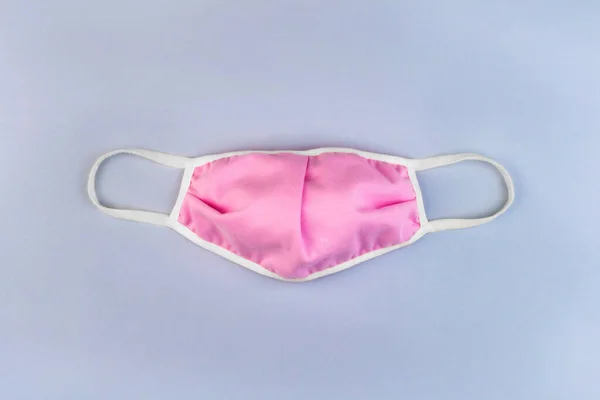 Медицинская Защитная Многоразовая Розовая Женская Маска Плоский Лежал Фиолетовом Пастельном — стоковое фото