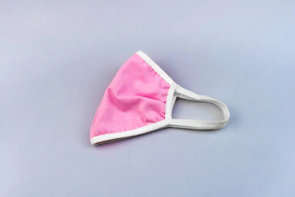 Медицинская Защитная Розовая Маска Многоразового Использования Сложена Пополам Плоский Лежал — стоковое фото