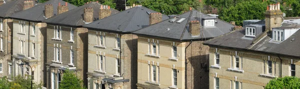 Rad typiska engelska terrasserade hus i London. — Stockfoto