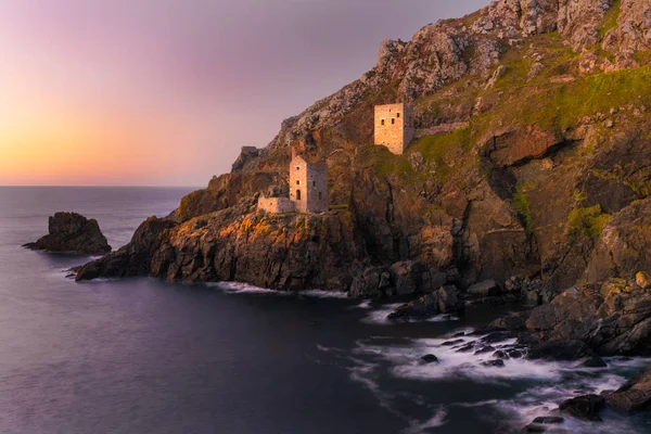 Botallack 'taki Crowns Motor Evleri Cornwall İngiltere' deki Teneke ve Bakır madeni. Poldark dizisi için film mekanı. Botallack köyü, Penwith 'teki St. Just kasabası ile Pendeen köyü arasında yer alır..