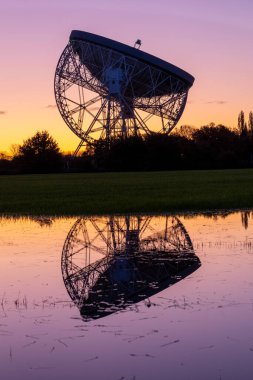 Jodrell Bank 'taki Lovell Teleskobu' nda gündoğumu, 50 yılı aşkın süredir Cheshire manzarasının tanıdık bir özelliği olmuştur. UNESCO Dünya Mirası Bölgesi. Manchester Üniversitesi Radyo Teleskop Astrofizik Merkezi.