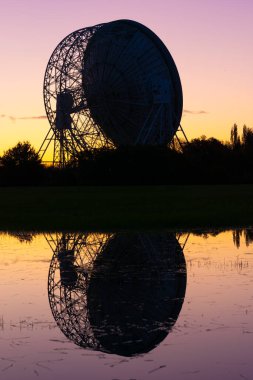 Jodrell Bank 'taki Lovell Teleskobu' nda gündoğumu, 50 yılı aşkın süredir Cheshire manzarasının tanıdık bir özelliği olmuştur. UNESCO Dünya Mirası Bölgesi. Manchester Üniversitesi Radyo Teleskop Astrofizik Merkezi.