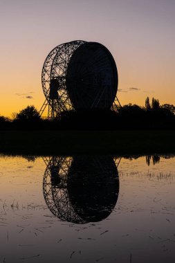 Jodrell Bank 'taki Lovell Teleskobu' nda gündoğumu, 50 yılı aşkın süredir Cheshire manzarasının tanıdık bir özelliği olmuştur. UNESCO Dünya Mirası Bölgesi. Manchester Üniversitesi Radyo Teleskop Astrofizik Merkezi.