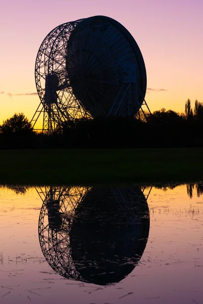Jodrell Bank 'taki Lovell Teleskobu' nda gündoğumu, 50 yılı aşkın süredir Cheshire manzarasının tanıdık bir özelliği olmuştur. UNESCO Dünya Mirası Bölgesi. Manchester Üniversitesi Radyo Teleskop Astrofizik Merkezi.